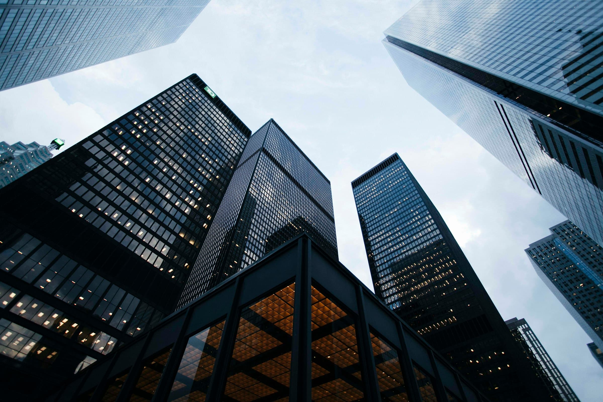 Torres corporativas del distrito financiero vistas desde abajo